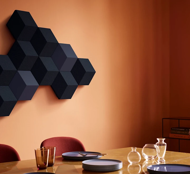 Yemek odasında kırmızı renk düzeninde Beosound Shape hoparlör