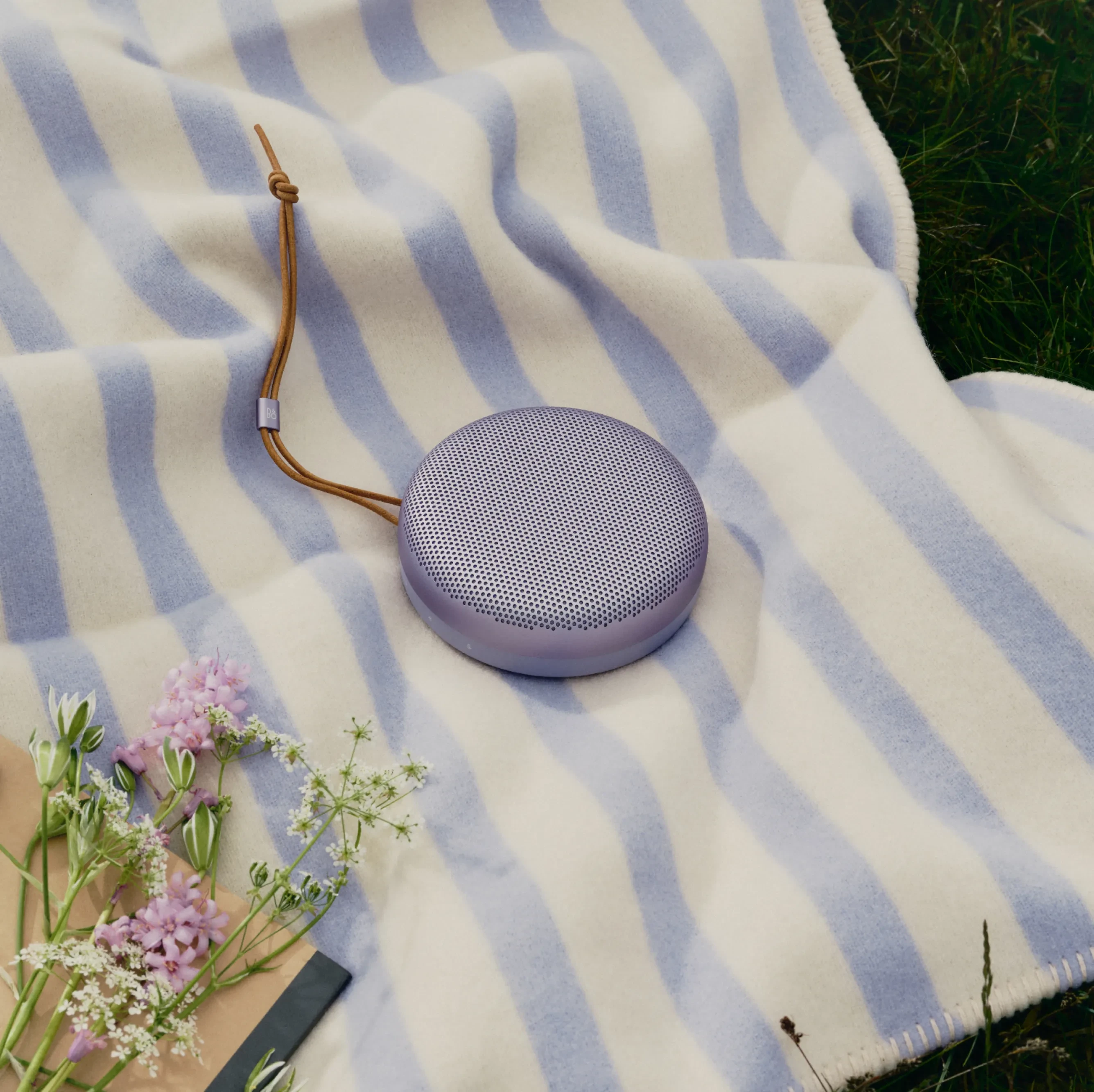 ストライプのカーペットの上に置かれたBeosound A1 Lavender