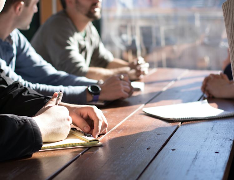 Wo bekommen KMU eigentlich digitale Kredite her? Meist nicht von der Hausbank, denn die meisten deutschen Banken hinken in puncto Digitalisierung deutlich hinterher.