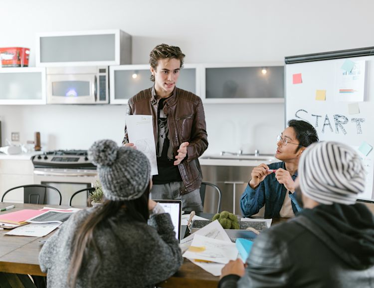 Die Geschäftsführung können entweder eine oder mehrere Personen übernehmen. Diese können zum Beispiel Gesellschafter:innen oder auch Angestellte und Teil der GmbH sein.