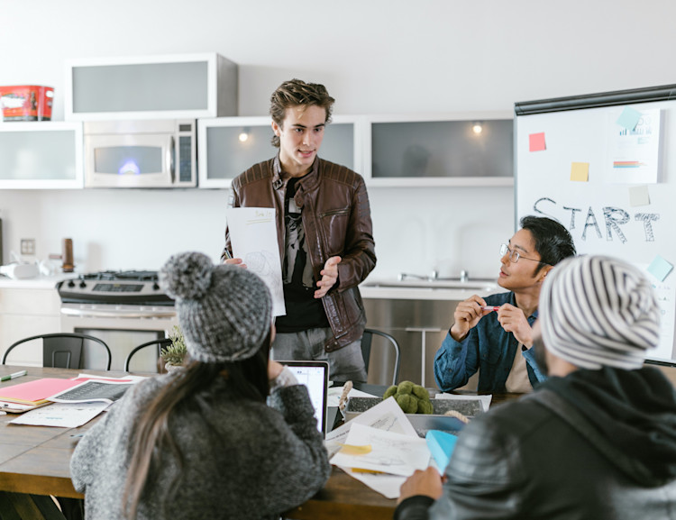 Die Geschäftsführung können entweder eine oder mehrere Personen übernehmen. Diese können zum Beispiel Gesellschafter:innen oder auch Angestellte und Teil der GmbH sein.