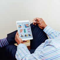 Homme assis sur une tablette, regardant les actualités financières
