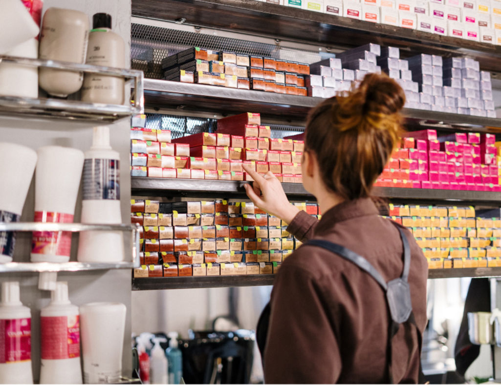 Die Just in Time-Beschaffung zeichnet sich dadurch aus, dass die benötigte Ware in einer bestimmten Menge und zu einem bestimmten Zeitpunkt geliefert wird, damit sich die Lagerhaltung auf ein Minimum reduziert.