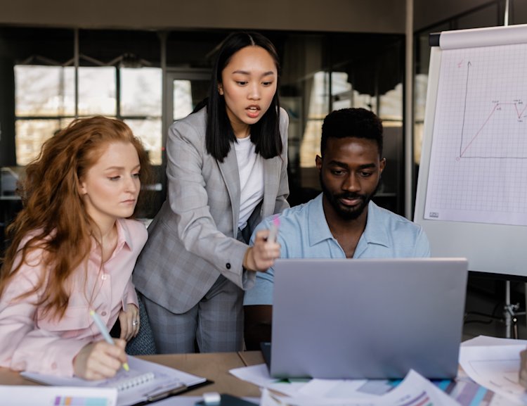 Bei der Vollkostenrechnung bezieht man die fixen und variablen Kosten in die Kostenträgerrechnung mit ein.