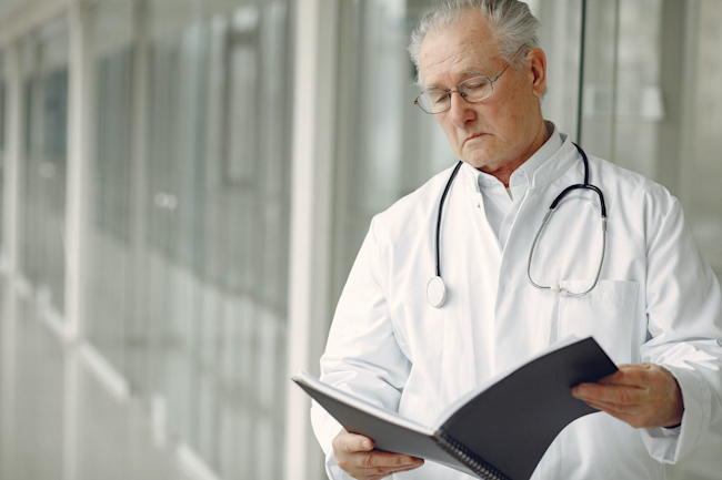 Viele Patient:innen und ein strenger Terminplan: Dann müsste doch auch die Liquidität in der Arztpraxis passen, oder?