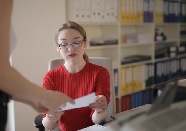 Die Wertberichtigung von Forderungen wird spätestens am Bilanzstichtag notwendig, wenn die Offene-Posten-Liste durchgegangen wird.
