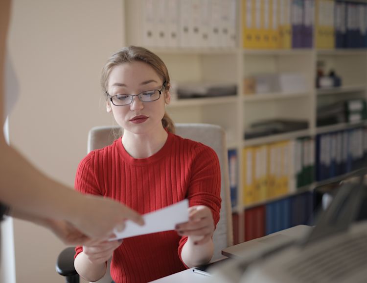 Die Wertberichtigung von Forderungen wird spätestens am Bilanzstichtag notwendig, wenn die Offene-Posten-Liste durchgegangen wird.
