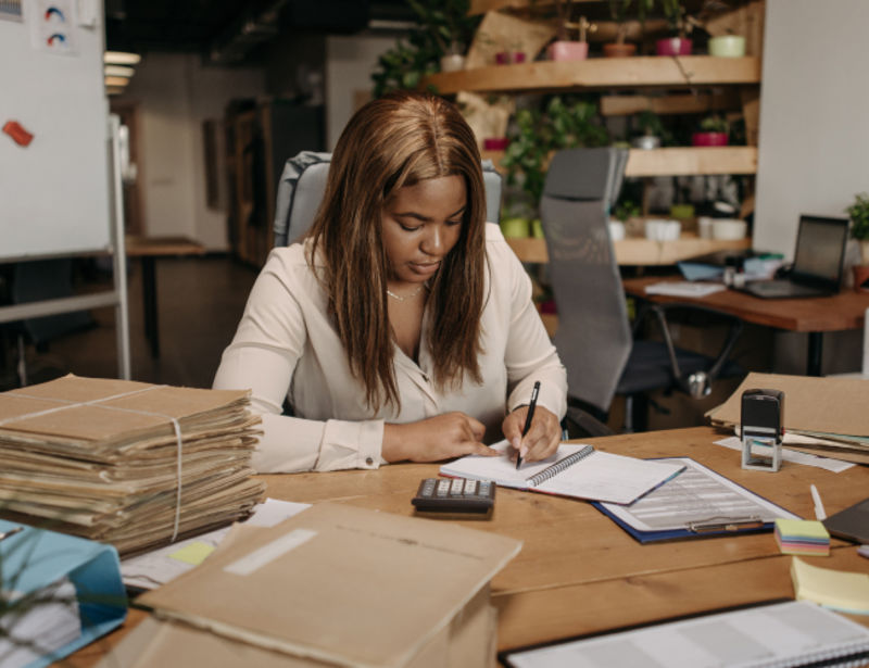 Eine Debitorenrechnung ist eine Rechnung, die ein Unternehmen an seine Kund:innen schickt.