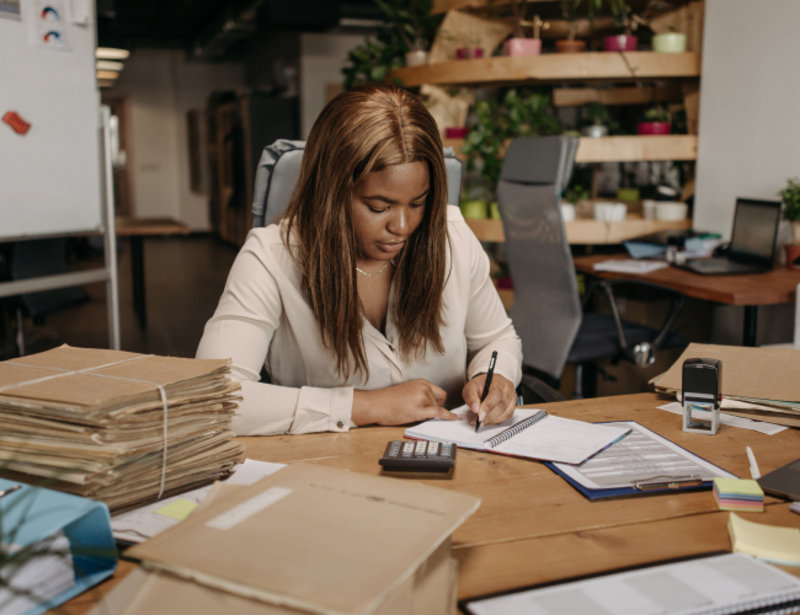 Eine Debitorenrechnung ist eine Rechnung, die ein Unternehmen an seine Kund:innen schickt.