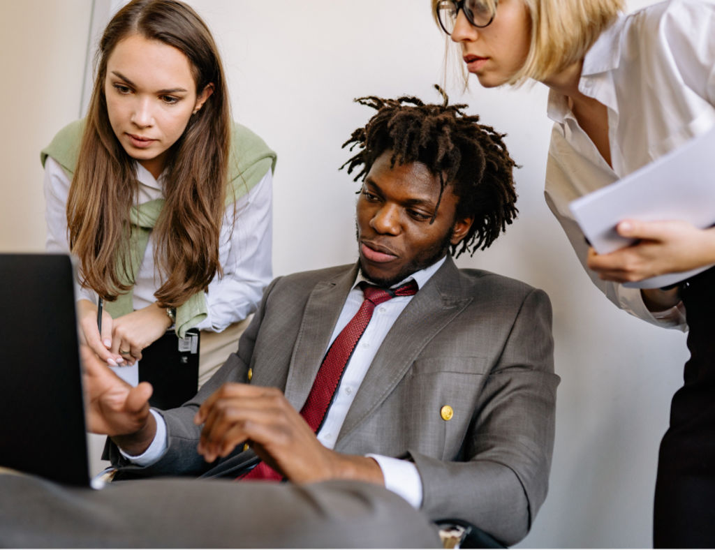 Unter Benchmarking versteht man im Unternehmensmanagement das Vergleichen von Prozessen oder Produkten.