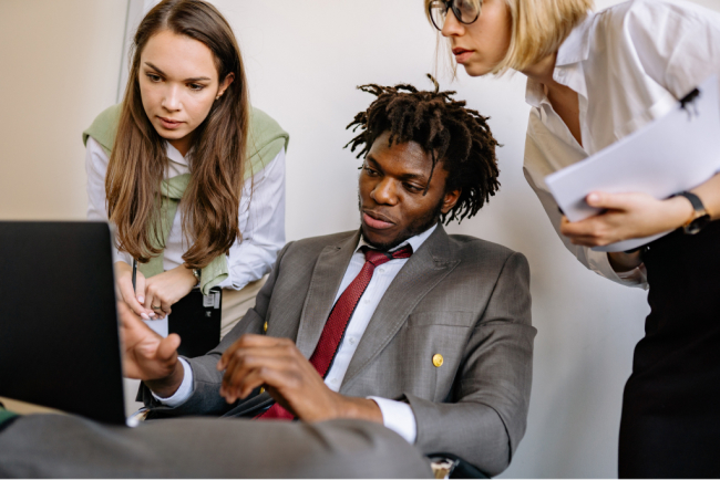 Unter Benchmarking versteht man im Unternehmensmanagement das Vergleichen von Prozessen oder Produkten.