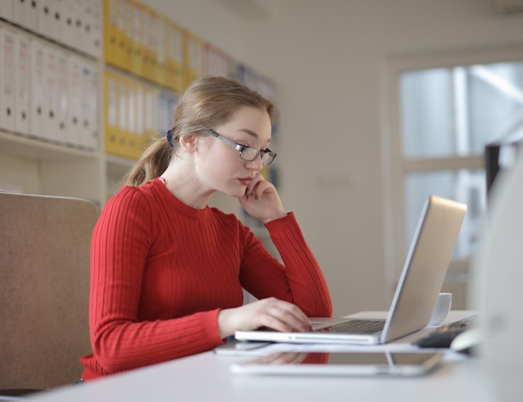Die Zahlungsfrist ist Teil der Zahlungsbedingungen, die in Rechnungen anzugeben ist.