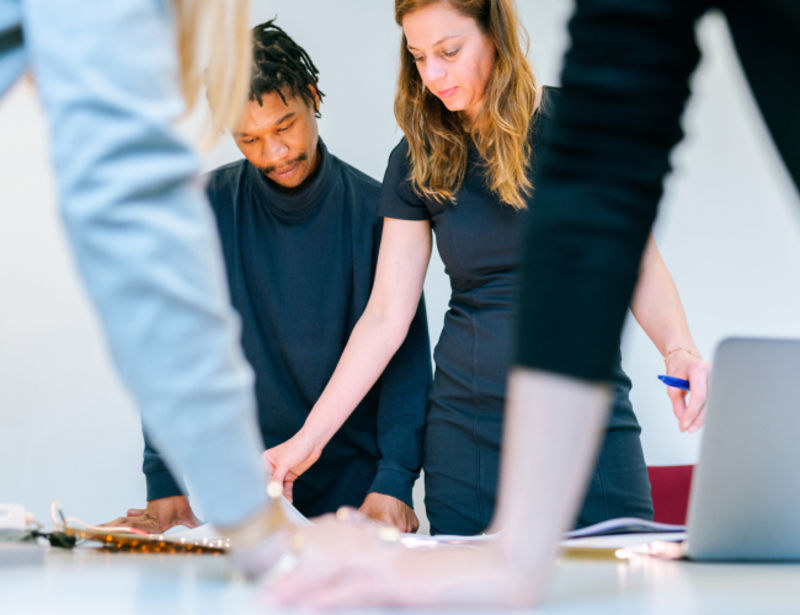 Ein Unternehmen wird als große Kapitalgesellschaften eingeordnet, wenn es mindestens zwei der Schwellenwerte für mittelgroße Kapitalgesellschaften überschreiten.