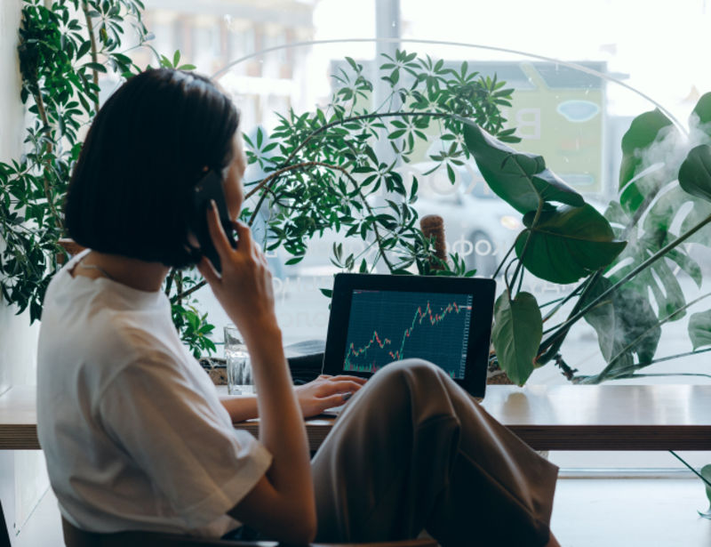 Ein Unternehmen will investieren und holt hierfür auch ein Angebot für ein Annuitätendarlehen ein.