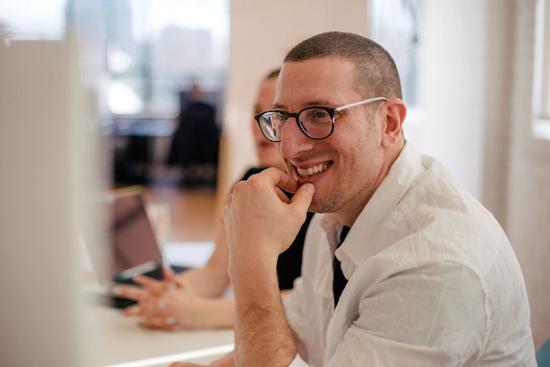 Wenn eine Forderung vom bisherigen Gläubiger auf einen anderen Gläubiger übertragen wird, dann spricht man von einer sogenannten Forderungsabtretung.