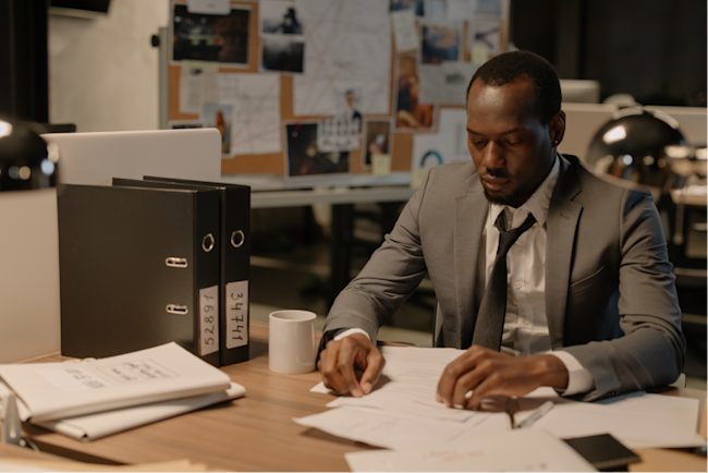 The debt collection process is initiated by the creditor when he has not received a payment from a customer or business partner.