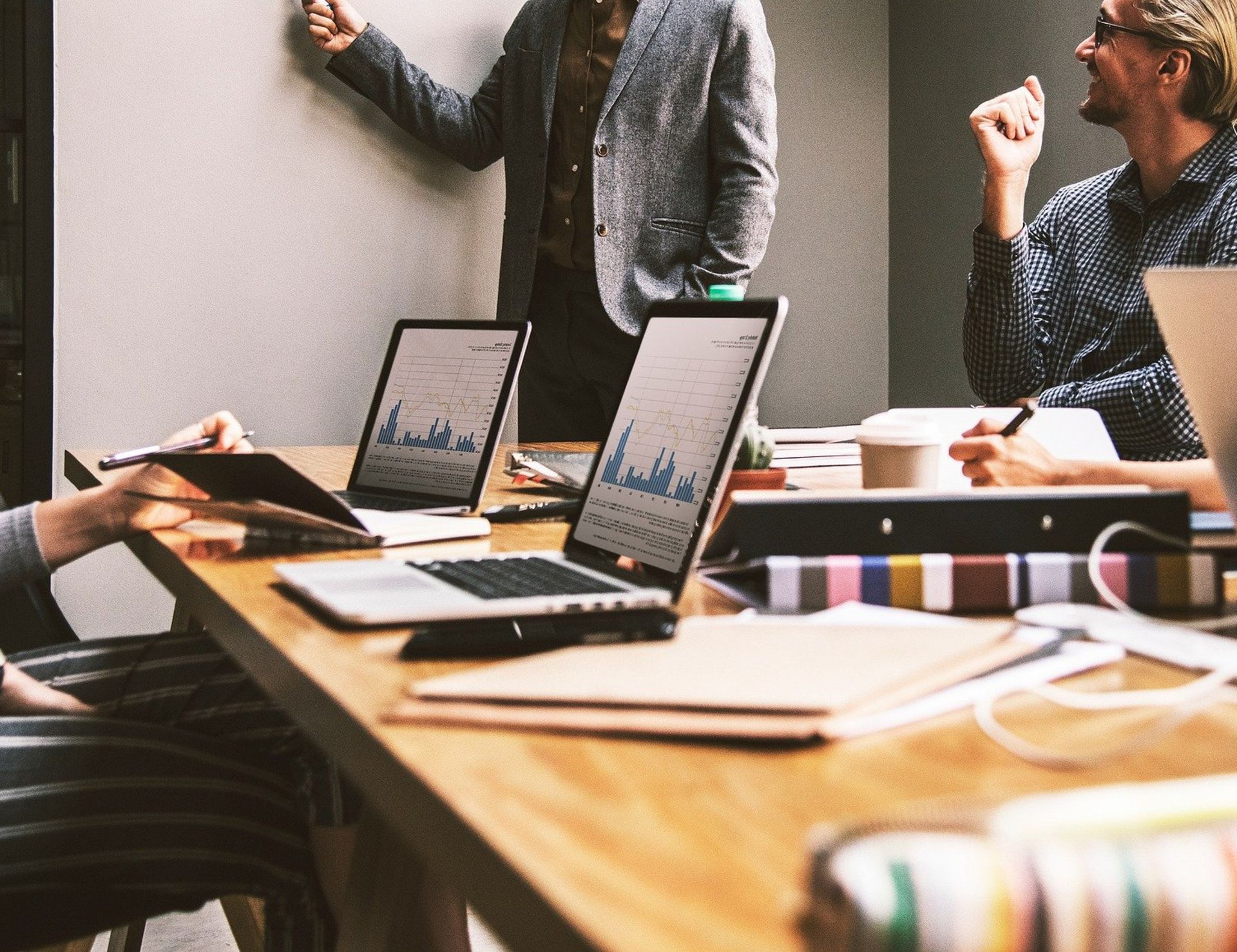 Zur Berechnung der Bruttomarge gibt es eine einfache Formel, bei der der Bruttogewinn dem Ertrag gegenübergestellt wird.