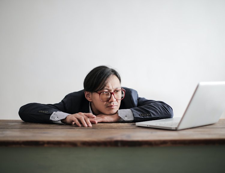 Ein Inkassobüro ist ein Dienstleistungsunternehmen, an das sich grundsätzlich jeder:jede wenden kann, nachdem ein Mahnverfahren zur Zahlungsaufforderung bei einem Kunden erfolglos war.