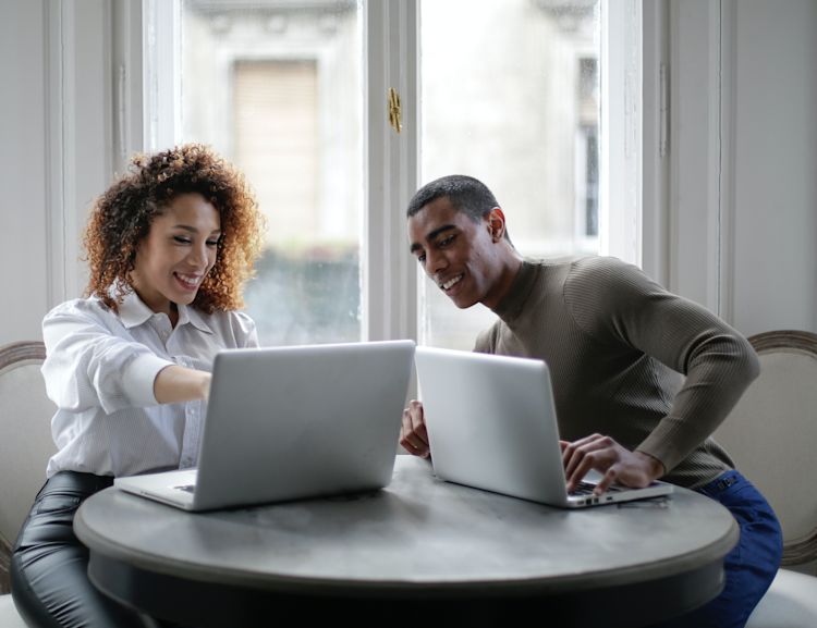 Eine Wandelanleihe wird von einer Aktiengesellschaft herausgegeben und genau wie eine Aktie an der Börse gehandelt.