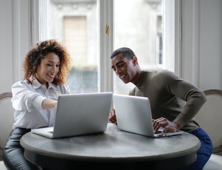 Eine Wandelanleihe wird von einer Aktiengesellschaft herausgegeben und genau wie eine Aktie an der Börse gehandelt.