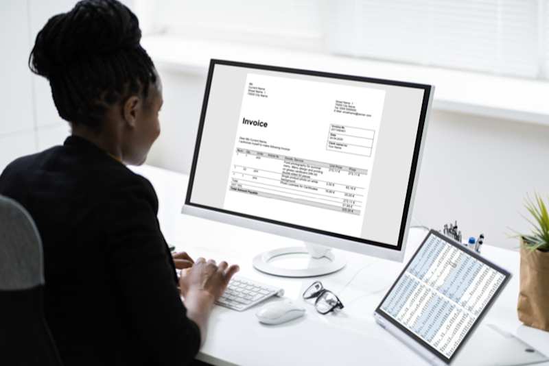 Women on a desk with computer