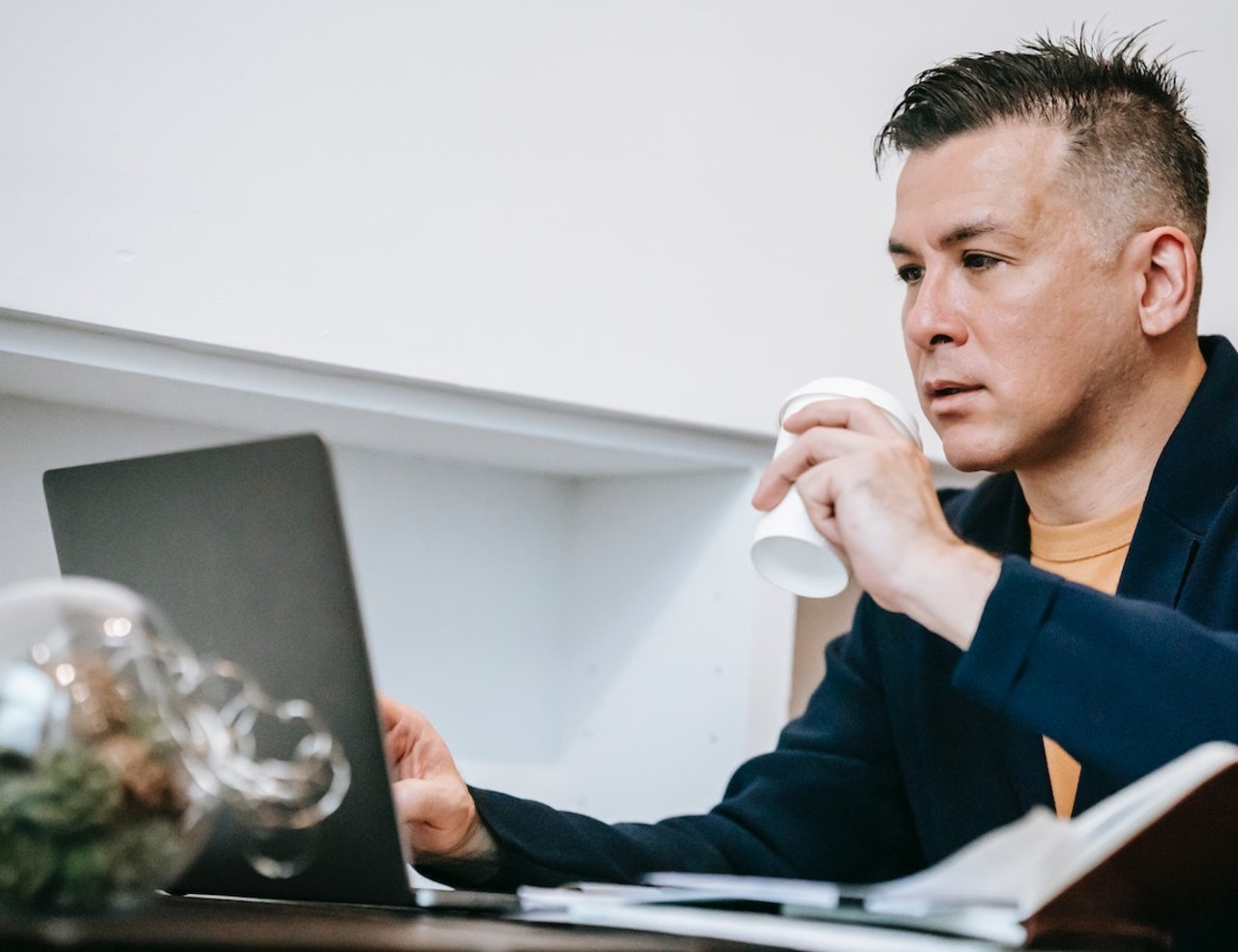 Bei einer virtuellen Kreditkarte handelt es sich um eine digitale Kreditkarte, die einen vorgegebenen Kreditrahmen besitzt, ähnlich wie bei einer traditionellen Kreditkarte.