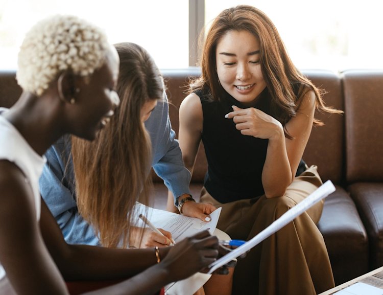 Depending on where the cause of the cash inflow problems lies, measures must be taken to increase cash inflow.