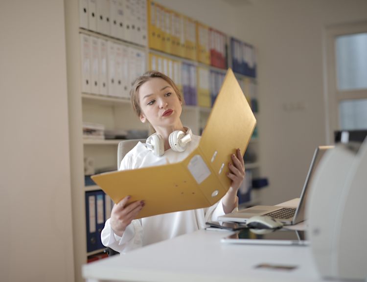 Bei einer Abschlagszahlung bezahlt der Auftraggeber an den Auftragnehmer einen Geldbetrag.