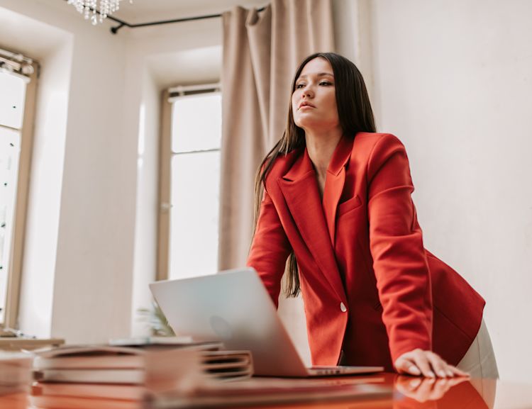 Im Handels- und Steuerrecht können Unternehmen diese Entwicklung durch Abschreibungen in ihrem betrieblichen Rechnungswesen abbilden.