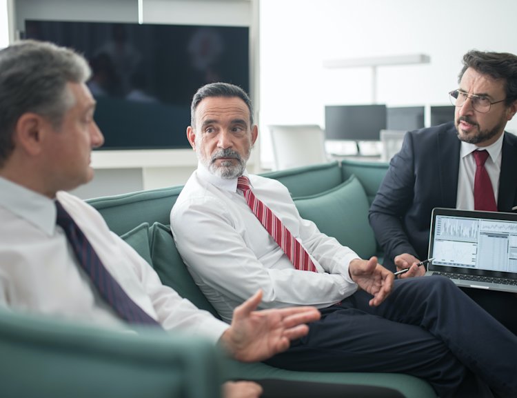 Der Cash Flow aus Investitionstätigkeit gibt an, wie hoch die Ein- und Auszahlungen sind, die bei einem Unternehmen im Rahmen von getätigten Investitionen entstehen.