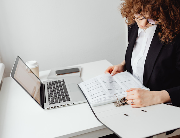 Ein Mahnbrief muss einige Kriterien erfüllen, damit er vom Schuldner nicht einfach ignoriert wird und auch vor Gericht Bestand hat.