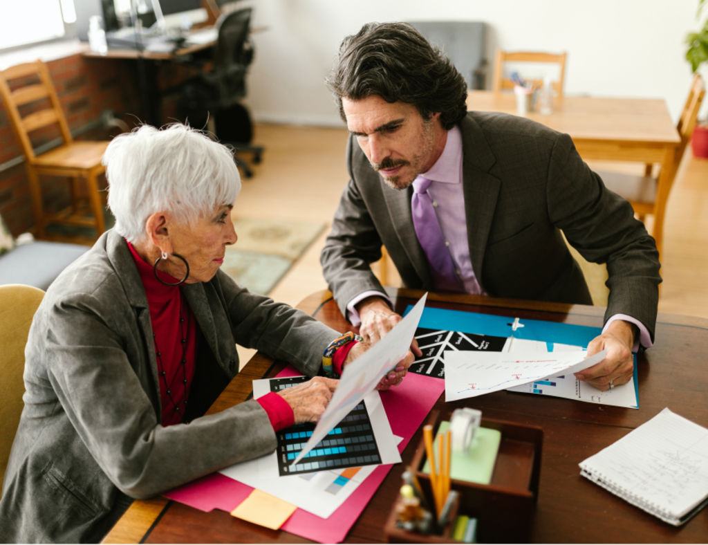 Eine Muttergesellschaft beherrscht mindestens ein Tochterunternehmen, das rechtlich eigenständig, jedoch finanziell von der Mutter abhängig ist.