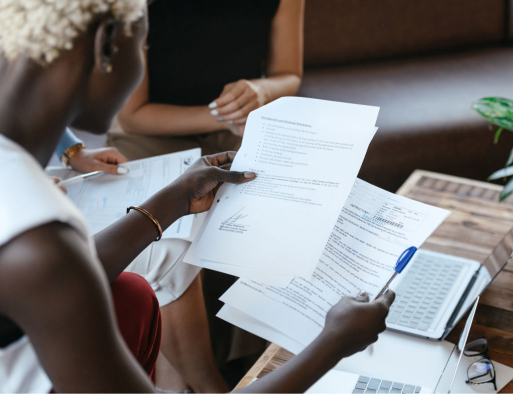 Rechnung und Gutschrift sind wichtige Dokumente, die die Bezahlung von Lieferungen und Leistungen regeln.