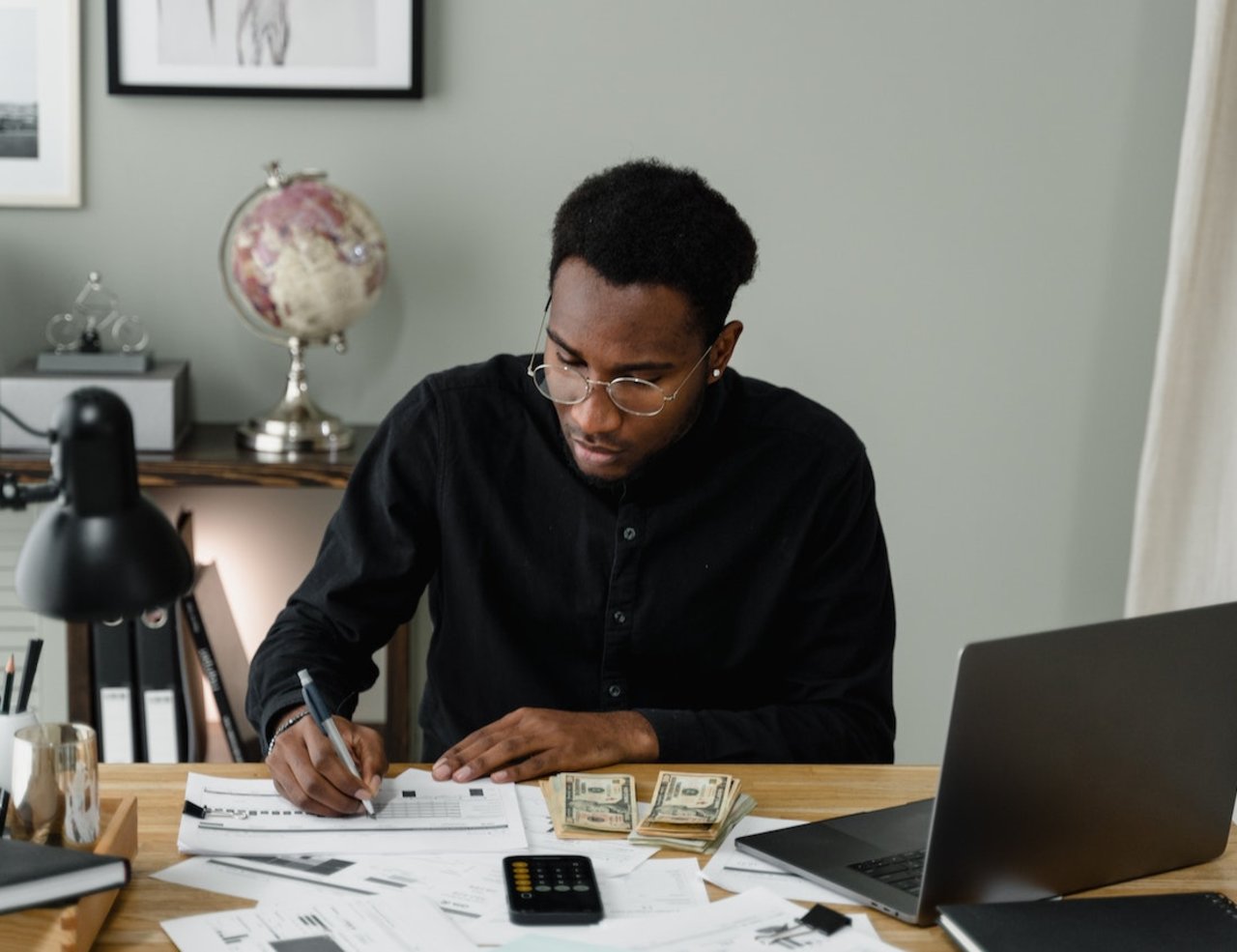 The signature and the current date complete the commercial invoice. It makes sense to create three copies per delivery.