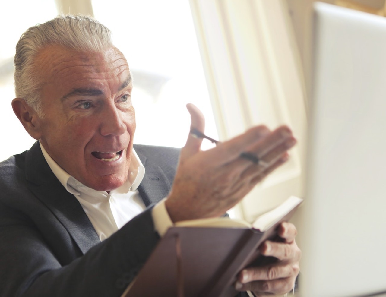 There are several formulas for calculating leverage, which take different aspects into account.