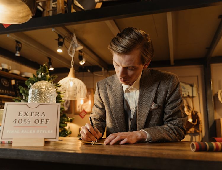 Mit dem Betriebsminimum ist nach gängiger Literatur die Untergrenze gemeint, bei der die Umsatzerlöse gerade so die variablen Kosten decken.