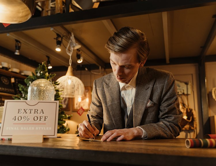 Mit dem Betriebsminimum ist nach gängiger Literatur die Untergrenze gemeint, bei der die Umsatzerlöse gerade so die variablen Kosten decken.