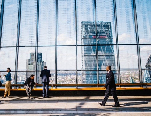 Image d'un échange commercial entre 2 personnes