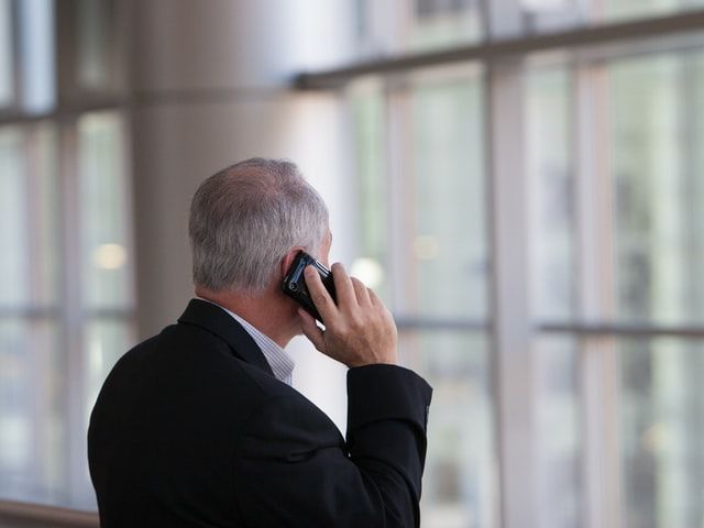 Mandat ad hoc - homme d'affaires au téléphone
