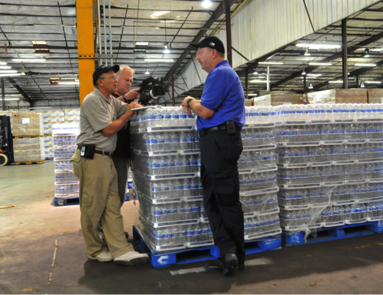Arbeiter in einem Lager sprechen über die Lagerkennzahlen