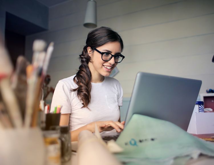 Geschäftsfrau sitzt am Computer