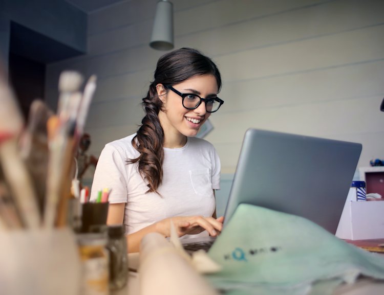 Geschäftsfrau sitzt am Computer