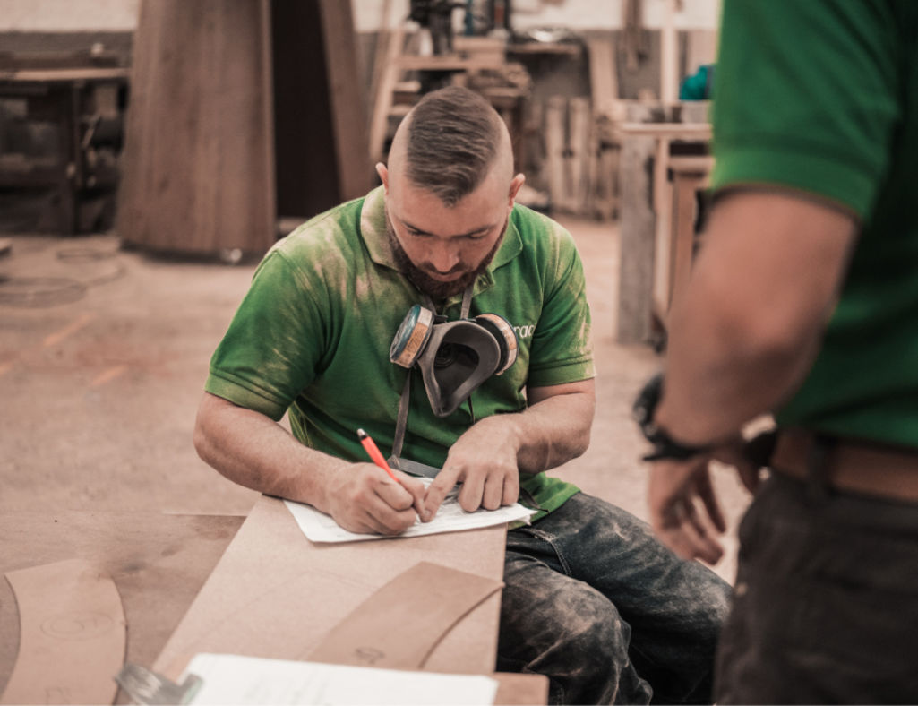 Betriebsstoffe sind Stoffe, die zur Produktion benötigt werden, jedoch nicht direkt in das Produkt eingehen.