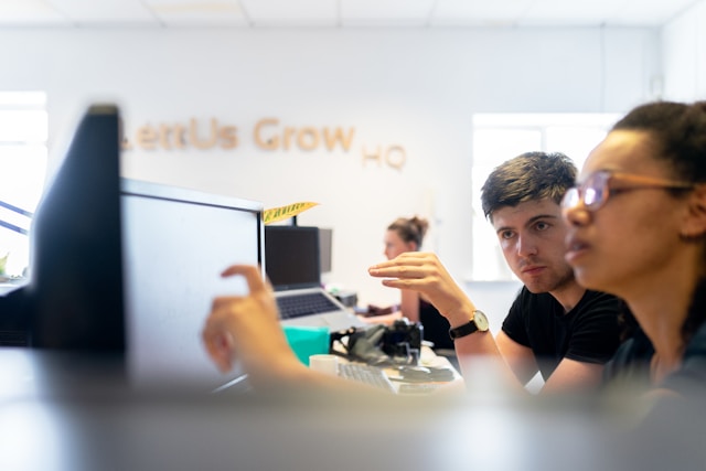 FinTech ist eine Abkürzung und steht für „Financial Technology“.