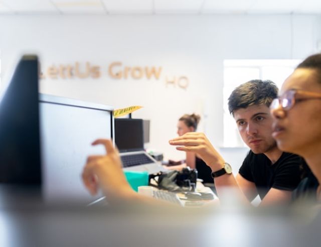 FinTech ist eine Abkürzung und steht für „Financial Technology“.