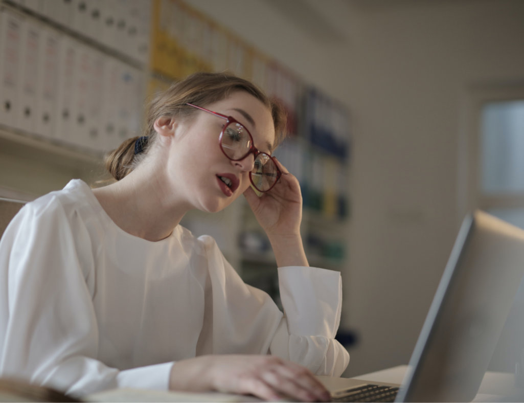 Eine Preiskalkulation ermittelt den Absatzpreis unter Berücksichtigung der Kosten.