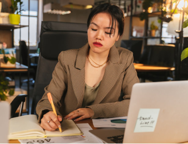 Muss man eine Rechnung nach Leistungsdatum oder Rechnungsdatum buchen, wenn die beiden Daten voneinander abweichen?