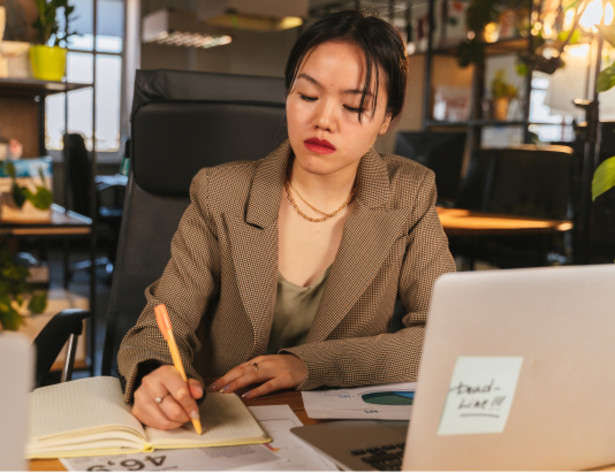 Muss man eine Rechnung nach Leistungsdatum oder Rechnungsdatum buchen, wenn die beiden Daten voneinander abweichen?