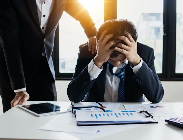 Wenn ein Unternehmen negatives Eigenkapital in der Bilanz ausweist, wird das als bilanzielle Überschuldung gewertet.