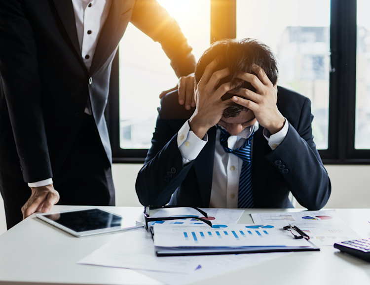 Wenn ein Unternehmen negatives Eigenkapital in der Bilanz ausweist, wird das als bilanzielle Überschuldung gewertet.